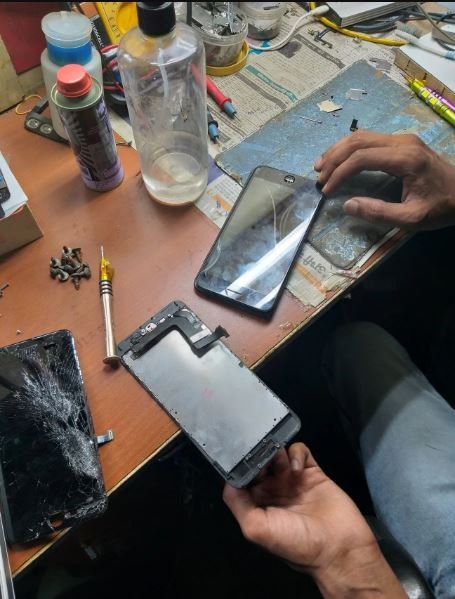 Solutionhubtech technician replacing iPhone screen at our Kashmiri Gate Apple repair workshop